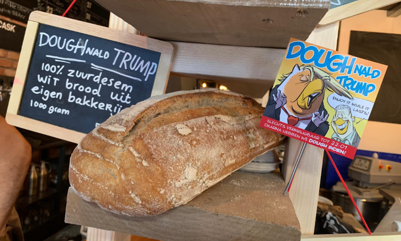 Doughnald trump brood van Uiltje op een plank met het logo en tekst erbij